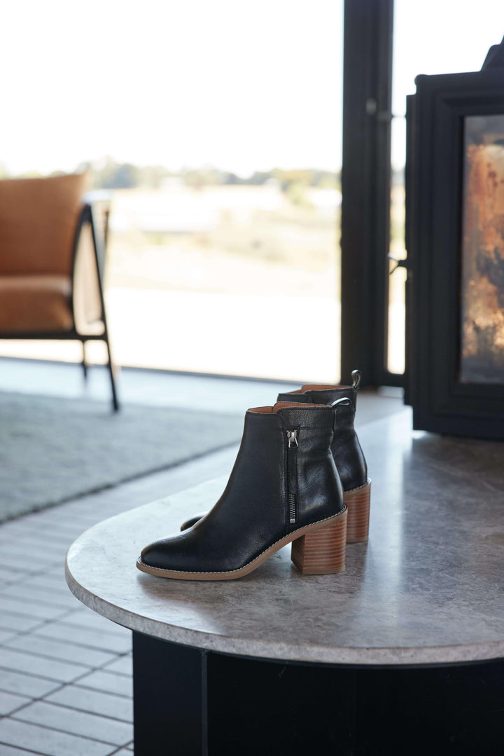 EOS - Charity Leather Ankle Boot Nero